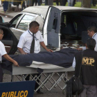 Forenses trasladan el cuerpo del abogado Francisco José Palomo Tejeda.-Foto: EFE