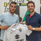 Adrián Cruz y Carlos Álvarez posan con la camiseta del Burgos CF.-SANTI OTERO