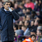 Valverde bebe un sorbo de agua mientras el árbitro consulta el VAR en el penalti de Suárez.-JORDI COTRINA