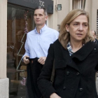 La infanta Cristina e Iñaki Urgangarin saliendo del restaurante Toc, en Barcelona, en diciembre del 2012.-/ DANNY CAMINAL