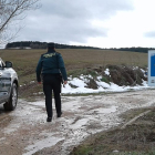 La Guardia Civil asiste a una anciana tras sufrir una caida cuando paseaba por una ruta del Camino de Santiago. GUARDIA CIVIL