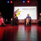 Lara Almarcegui, Enrique Urbizu, Agustín Fernández Mallo, de i. a d., escuchan a Carlos Aganzo.-Raúl Ochoa