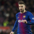 Piqué, en el derbi copero ante el Espanyol en el Camp Nou.-JORDI COTRINA
