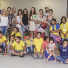 Familias y niños participantes en el programa Vacaciones en paz compartieron la primera foto en la iglesia de los Dominicos antes de partir cada uno a sus casas.-Santi Otero