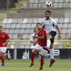 Fer Ruiz, que fue el autor de dos de los goles del Burgos CF, cabecea un balón.-ISRAEL L. MURILLO