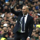 Zidane, durante el patido entre el Madrid y el Deportivo.-DAVID CASTRO