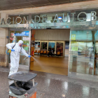 Desinfectando la entrada de la estación de autobuses. ECB