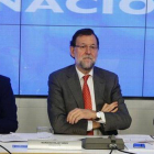 María Dolores de Cospedal, Mariano Rajoy y Javier Arenas, este lunes, en el comité ejecutivo nacional del PP.-Foto:   AGUSTÍN CATALÁN