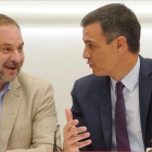 José Luis Ábalos y Pedro Sánchez bromean durante la ejecutiva socialista, este viernes.-JOSÉ LUIS ROCA