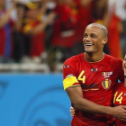 Los jugadores belgas Vicent Kompany y Dries Mertens celebran una victoria en el Mundial de Brasil.-EFE / YURI KOCHETKOV