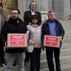 La Asociación para la Recuperación de la Memoria Histórica  entrega en el Congreso 218 600 firmas que reclaman la ilegalizacion de la Fundación Nacional Francisco Franco.-ZIPI (EFE)