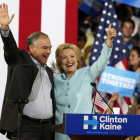 La virtual candidata demócrata a la Casa Blanca, Hillary Clinton, presenta a su candidato a la Vicepresidencia, Tim Kaine, durante un acto de campaña en la Universidad Internacional de Florida en Miami.-RHONA WISE / EFE