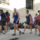 Peregrinos extranjeros junto a la entrada del albergue de la Casa de los Cubos.-ISRAEL L. MURILLO
