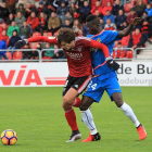Sangalli protege el balón ante el jugador del Nàstic Djietei, ayer, en Anduva.-ALFONSO GARCÍA MARDONES