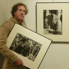 Leo Pérez, con dos de sus fotografías.-Raúl Ochoa