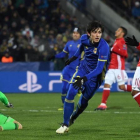 Azmoun celebra su gol, el primero del Rostov, ante los defensas y el portero del Bayern.-AFP / KIRILL KUDRYAVTSEV