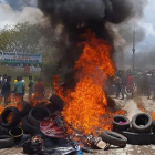 Habitantes de la ciudad brasileña de Pacaraima, en la frontera con Venezuela, incendian neumáticos y pertenencias de inmigrantes venezolanos durante los disturbios registrados el 18 de agosto del 2018.-AFP / ISAC DANTES