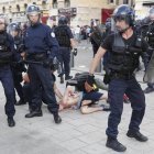 La policía francesa intenta frenar a un 'hooligan', el sábado en Marsella.-AP / DARKO BANDIC