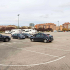 Varios vehículos en el aparcamiento disuasorio en una imagen tomada ayer en la que se ve que no hay indicios de la obra. SANTI OTERO