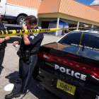 Agentes de policía permanecen frente a la discoteca Club Blu en Fort Myers, donde al menos dos personas resultaron muertas y otras 17 heridas tras un tiroteo durante una fiesta juvenil, en Florida, Estados Unidos.-CRISTOBAL HERRERA