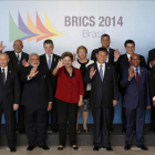 Dilma Rousseff, en el centro de la imagen, con los presidentes y jefes de Gobierno de los paises miembros de la BRICS y UNASUR en una cumbre en Brasilia en el 2014.-REUTERS / UESLEI MARCELINO