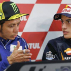 Valentino Rossi, junto a Marc Márquez, muestra su apoyo a la familia de Jules Bianchi en la rueda de prensa en Motegi.-Foto: AP / SHIZUO KAMBAYASHI