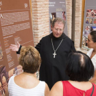 El Abad del Monasterio de Silos, Lorenzo Maté, conversa con varios asistentes durante el acto inaugural de la exposición.-ICAL