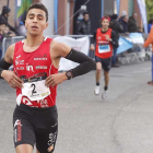 Ibrahim Chakir estrenó su palmarés de campeón en el Cross de Navidad de El Crucero. Superó en los últimos metros a Jorge Blanco-Santi Otero