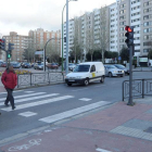 Dos peatones cruzan en la carretera de Poza. ECB