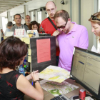 Una empleada atiende a varios turistas en la oficina de Nuño Rasura.-RAÚL G. OCHOA