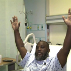 Charles Kinsey, en la cama del hospital, explica el incidente con la policía de Miami.-AP