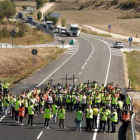 Un centenar de manifestantes cortaron ayer la carretera nacional y pusieron varias cruces en recuerdo de los dos últimos fallecidos.-G. G.