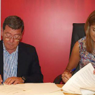 El presidente de la Diputación, César Rico, y la alcaldesa de Miranda, Aitana Hernando, durante la firma del convenio.-ECB