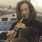 Kenny G y su saxofón, en pleno concierto improvisado.-TMZ