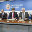 El alcalde, Javier Lacalle, y los socios de Cetabsa firmaron el acuerdo de colaboración económica para financiar las obras.-SANTI OTERO