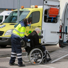Un sanitario introduce a una persona mayor en una ambulancia en el aparcamiento del HUBU. RAÚL OCHOA