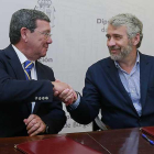 El presidente de la Diputación, César Rico, con el director de Cáritas en Burgos, Jorge Simón.-RAÚL G. OCHOA