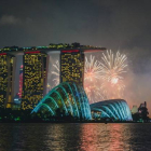 El cielo y la bahía de Singapur durante la celebración de la independencia este domingo.-Foto: EFE / TOM WHITE