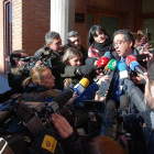 El letrado de la Fundación Clara Campoamor atendió a los numerosos periodistas concentrados ayer en los juzgados de Aranda.-L.V.