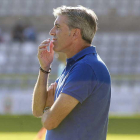 Paco Fernández observa con preocupación el desarrollo del último partido.-RAÚL OCHOA
