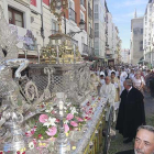 La espectacular carroza sobre la que se coloca la Custodia procesionó por las calles del centro de Burgos.-RAÚL G. OCHOA