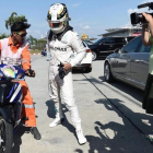Hamilton abandona la pista en Sepang (Malasia) tras estallar el motor de su Mercedes.-AFP / MANAN VATSYAYANA
