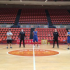 Jugadores y cuerpo técnico del San Pablo guardan un minuto de silencio antes del entrenamiento de ayer. TWITTER / @SANPABLOBURGOS