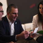 El candidato de VOX a la Presidencia de la Junta de Andalucía, Francisco Serrano, acompanado del secretario general  Javier Ortega y la portavoz del Comité Electoral de VOX,  Rocio Monasterio.-RAFA ALCAIDE / EFE
