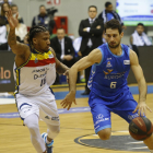 Fitipaldo supera por velocidad a Albicy en un lance del partido del pasado sábado con el Andorra.-SANTI OTERO