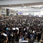 Miles de manifestantes abarrotan el aeropuerto de Hong Kong, este lunes.-VINCENT THIAN (AP)