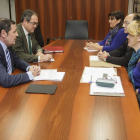 El consejero de Sanidad, Antonio María Sáez, se reúne con representantes de los trabajadores del Hospital San Juan de Dios-Ical