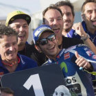 Valentino Rossi celebra la 'pole' con todo su equipo.-RAFFAELLA GIANOLLA