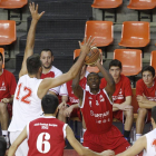 Brandon Gould finta un pase en el partido ante La Flecha.-SANTI OTERO