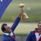 Molinari levanta el trofeo de la Ryder en presencia de su compañero Fletwood-ALASTAIR GRANT (AP)